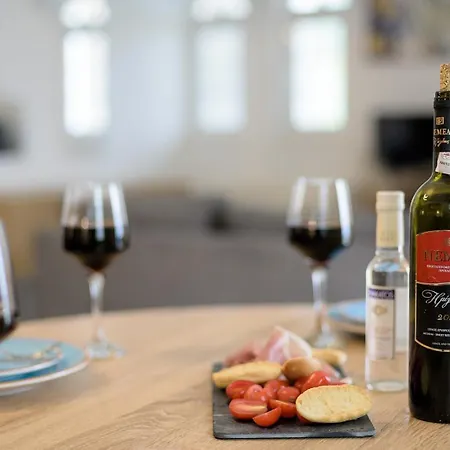 Spyros Perigiali Apartment *