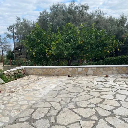 Spyros Perigiali Apartment *